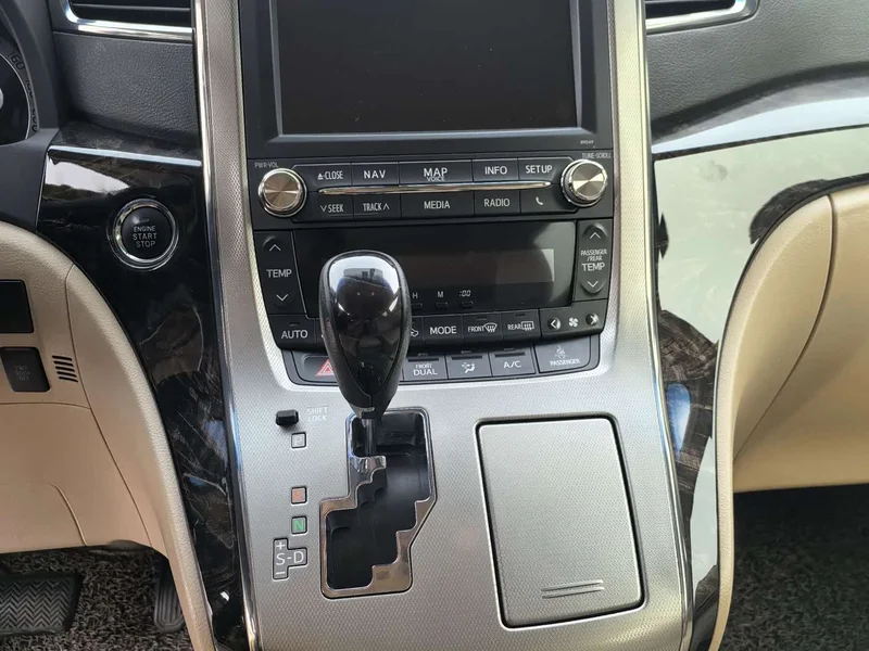 Toyota Alphard — фото 9