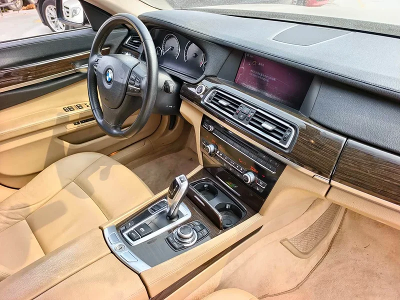 BMW 7-Series — фото 13