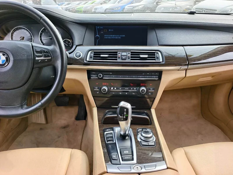 BMW 7-Series — фото 15