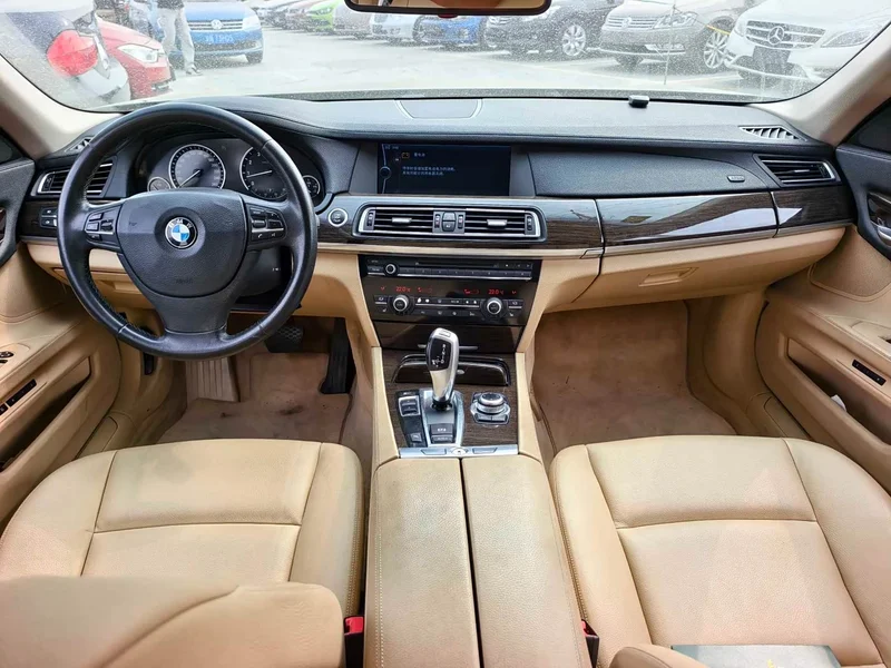 BMW 7-Series — фото 16