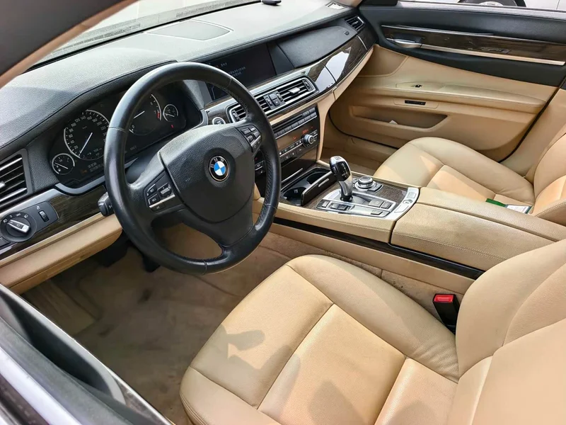 BMW 7-Series — фото 10