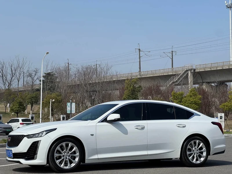 Cadillac CT5 — фото 1