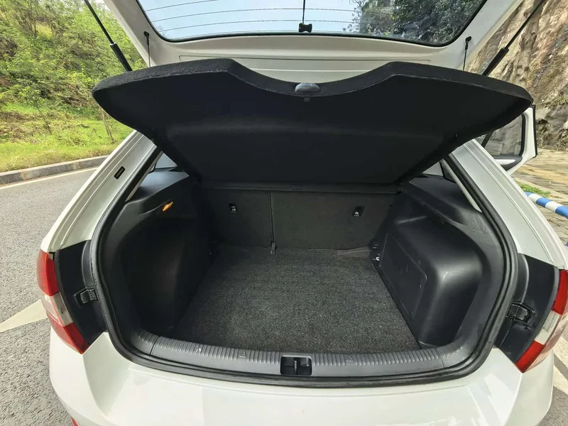 Volkswagen Rapid Spaceback — фото 12