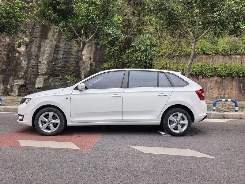 Volkswagen Rapid Spaceback — фото 4