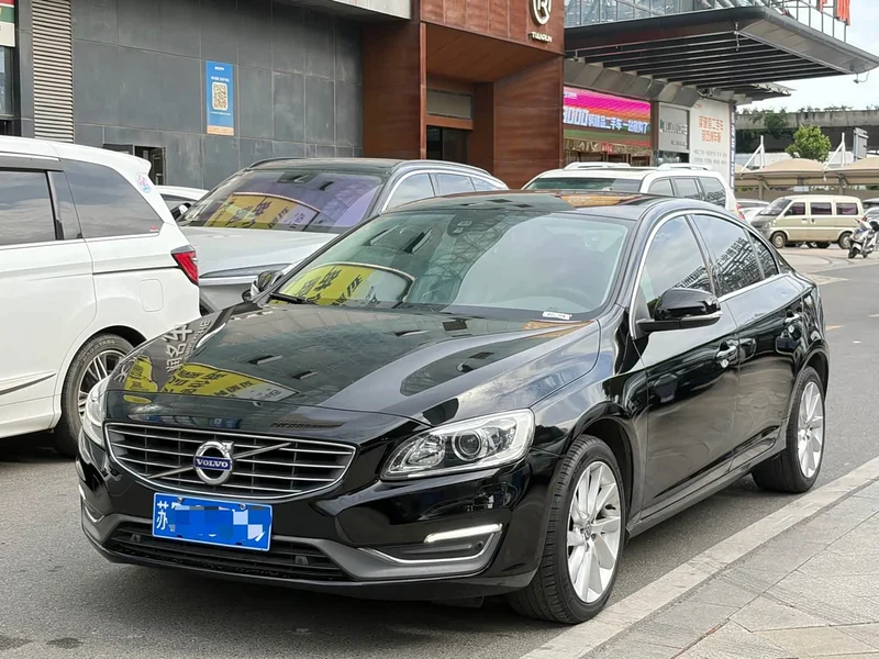 Volvo S60 — фото 1