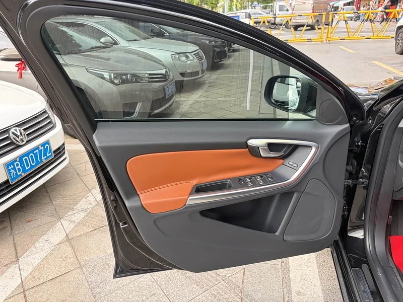 Volvo S60 — фото 12