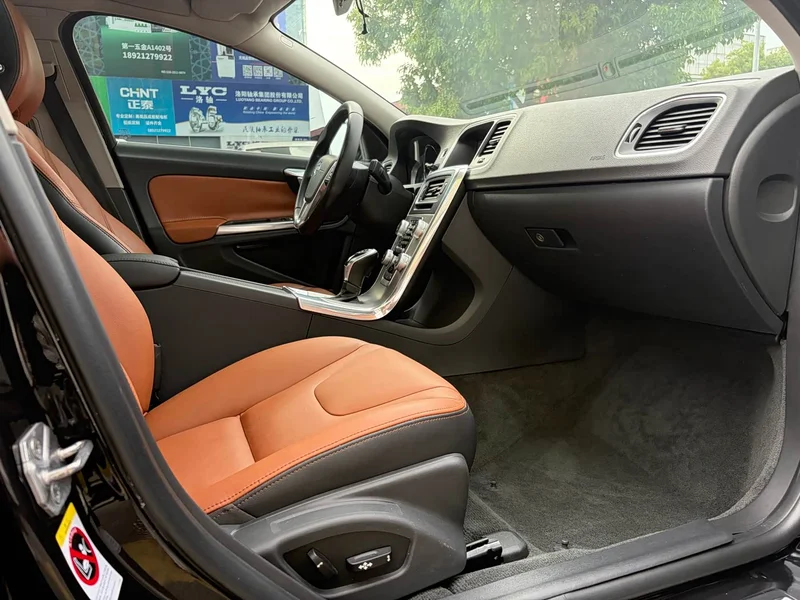 Volvo S60 — фото 14