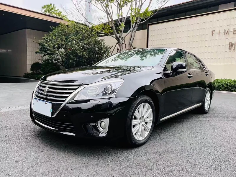 Toyota Crown — фото 1