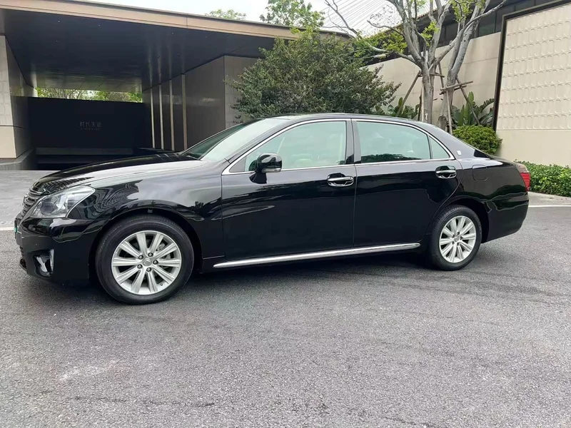 Toyota Crown — фото 11