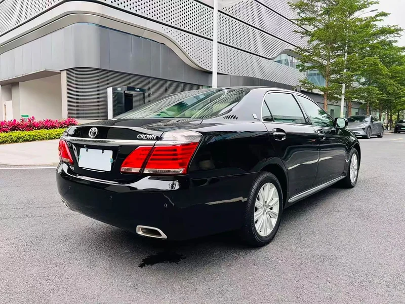 Toyota Crown — фото 12