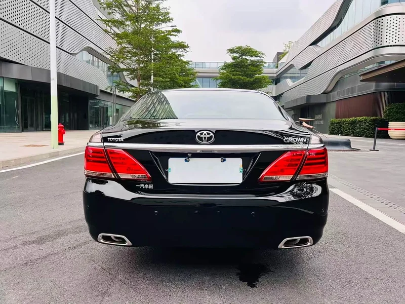 Toyota Crown — фото 13
