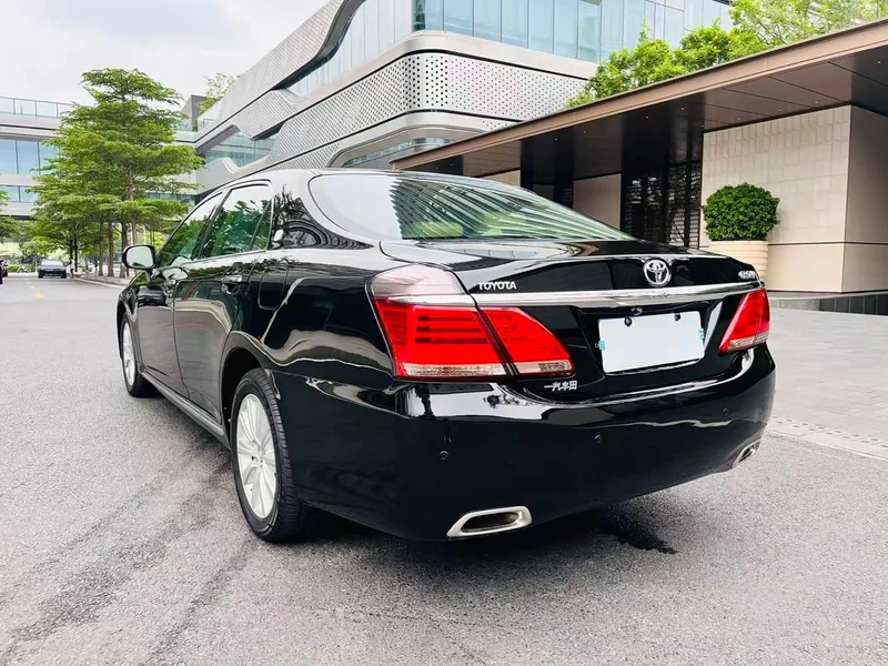 Toyota Crown — фото 14
