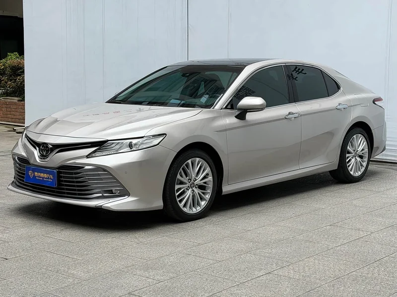 Toyota Camry — фото 1