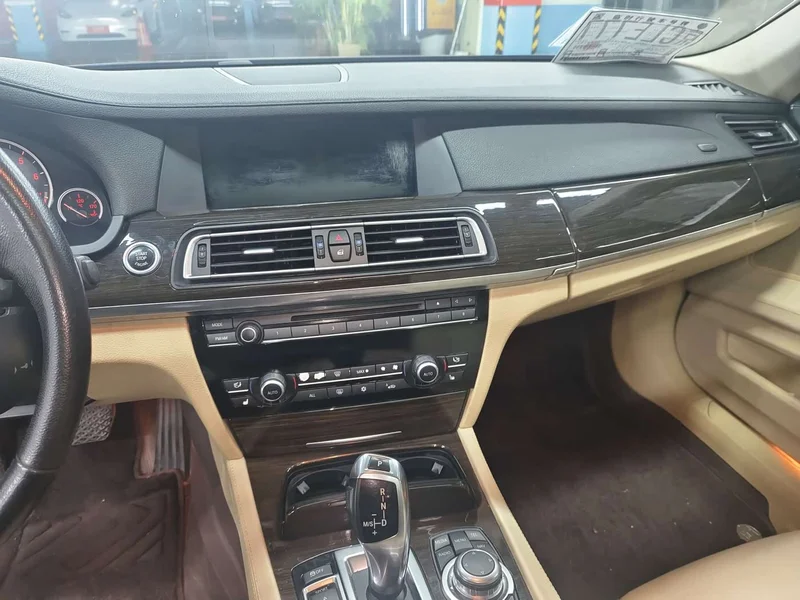 BMW 7-Series — фото 10