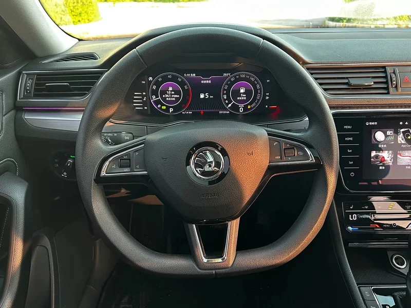 Skoda Superb — фото 17
