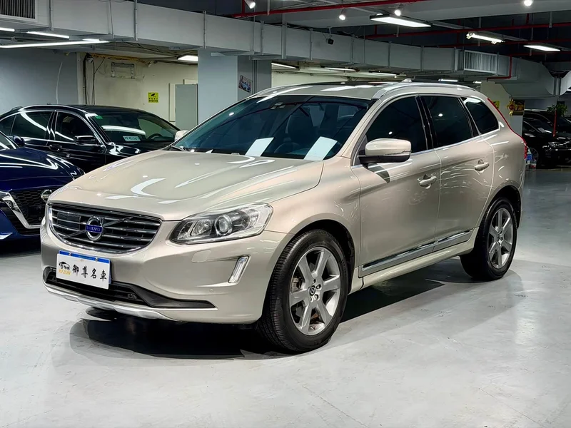 Volvo XC60 — фото 1