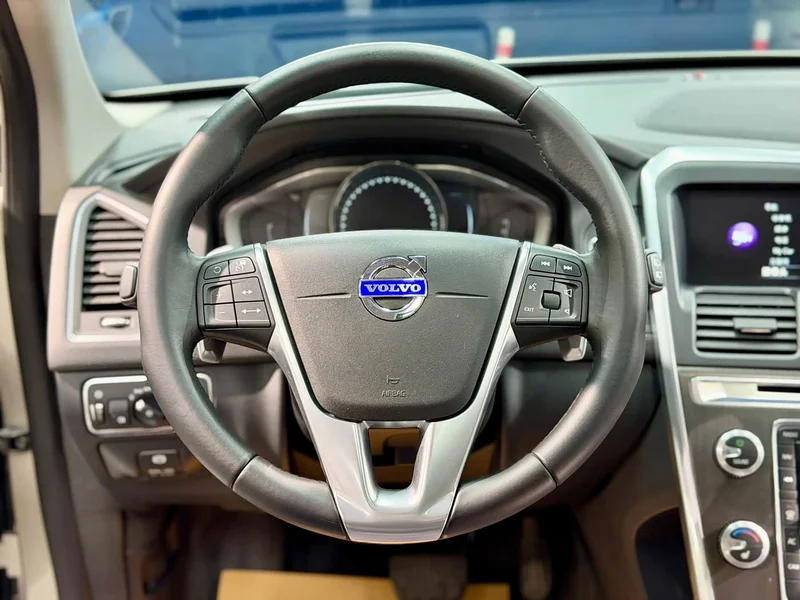 Volvo XC60 — фото 12