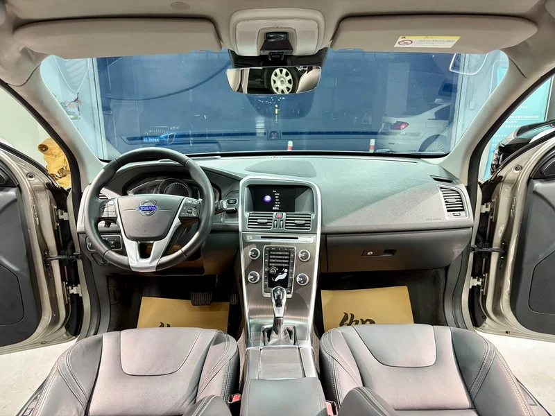 Volvo XC60 — фото 14