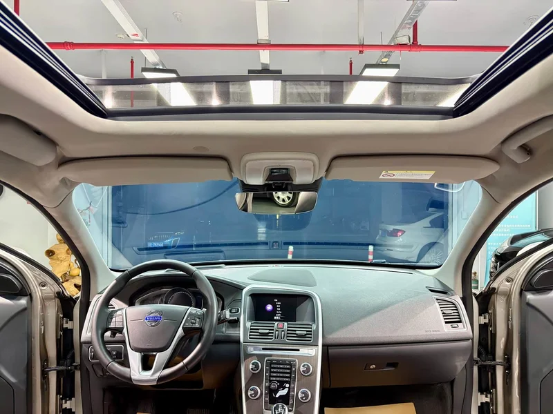 Volvo XC60 — фото 15