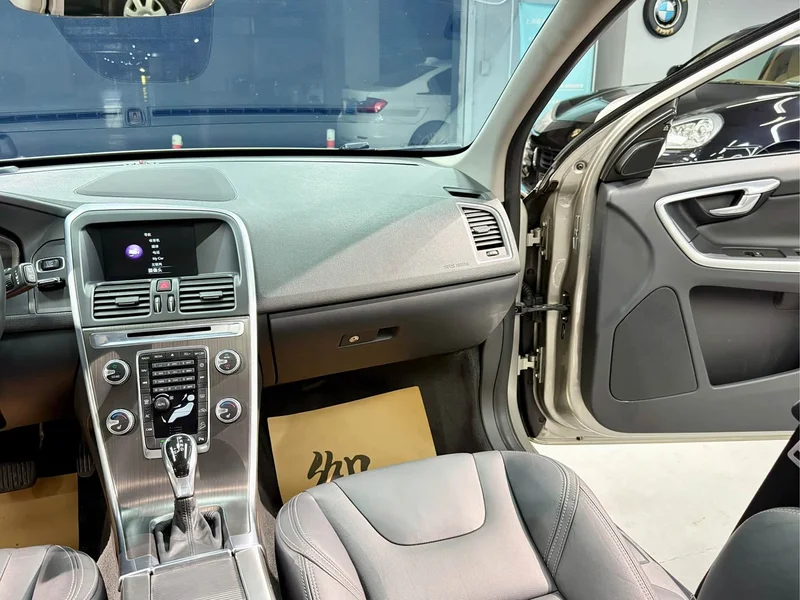 Volvo XC60 — фото 16