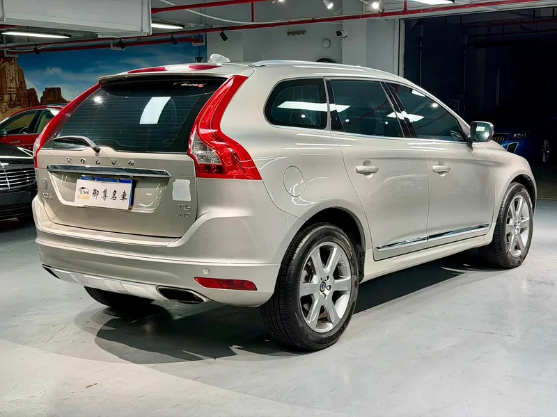 Volvo XC60 — фото 7