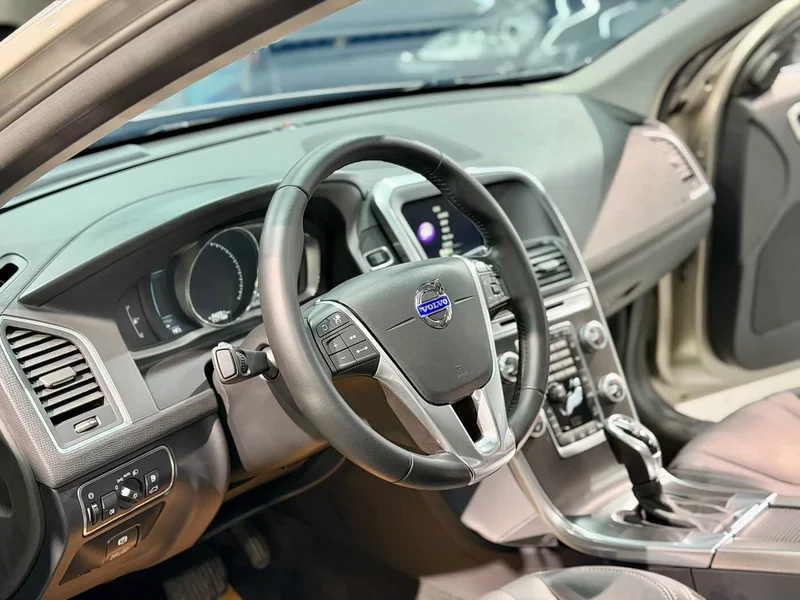 Volvo XC60 — фото 10