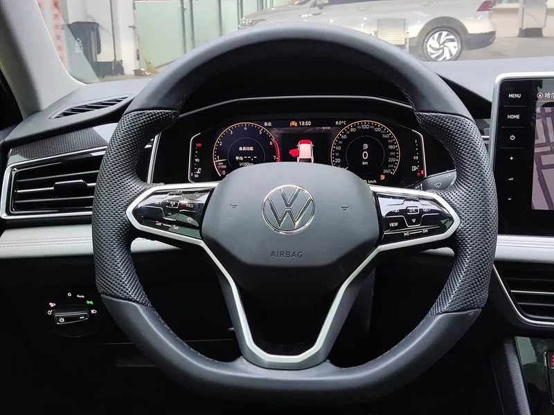 Volkswagen Tiguan L — фото 11