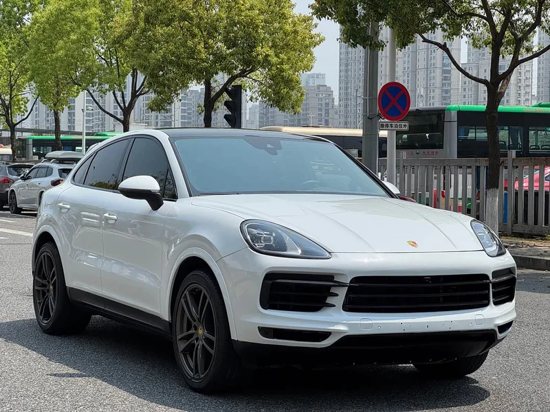 Porsche Cayenne — фото 1