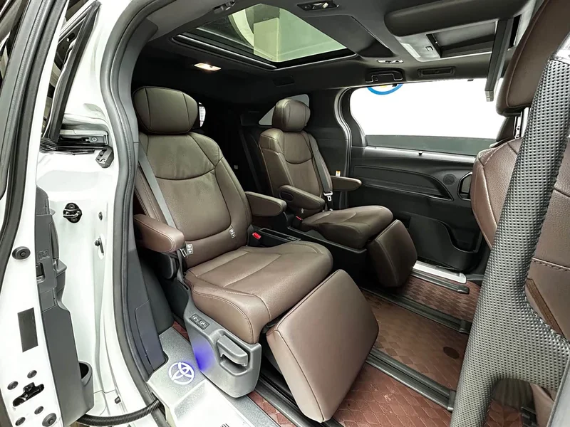 Toyota Sienna — фото 24