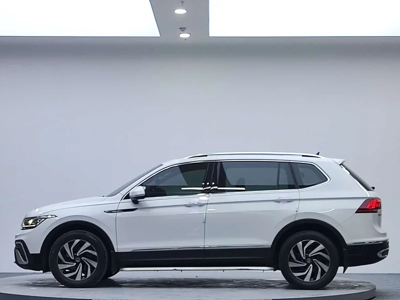 Volkswagen Tiguan L — фото 4