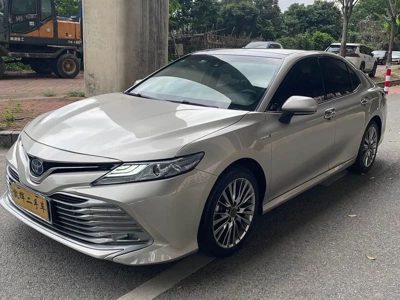 Toyota Camry — фото 1