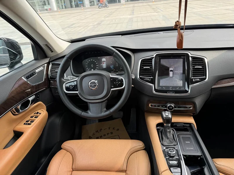 Volvo XC90 — фото 9
