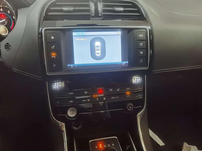Jaguar XE — фото 11