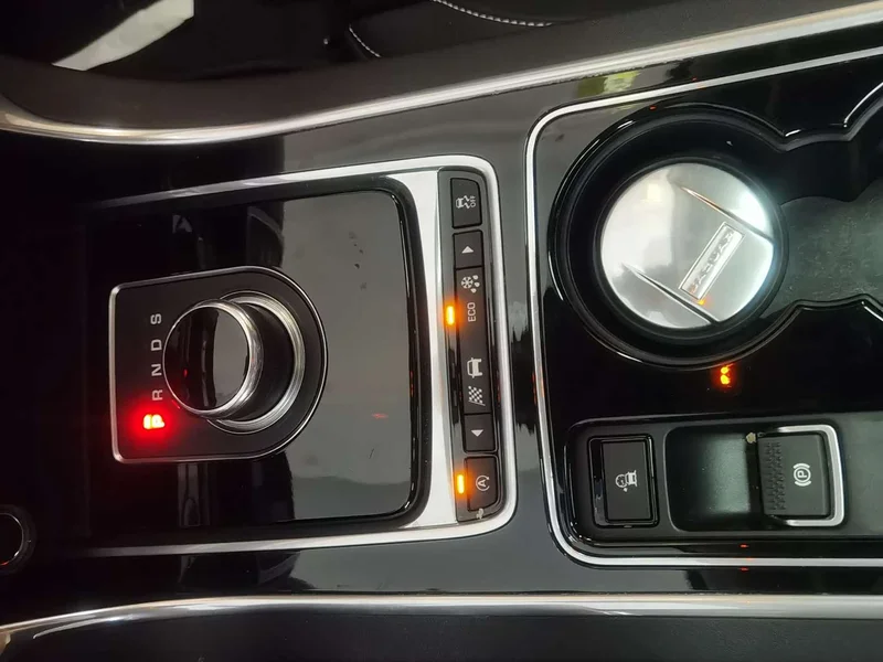 Jaguar XE — фото 12
