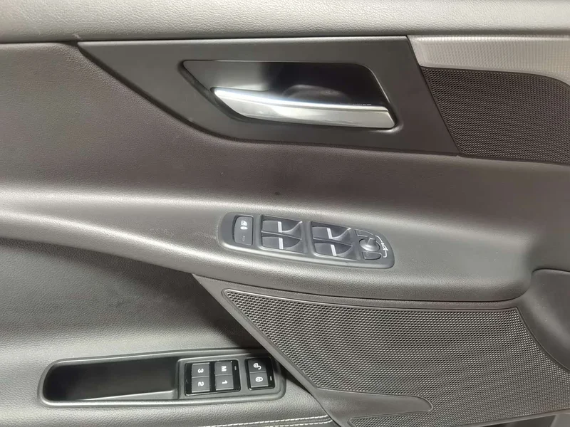 Jaguar XE — фото 13