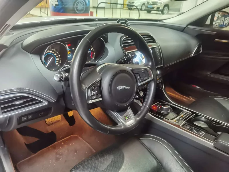 Jaguar XE — фото 14