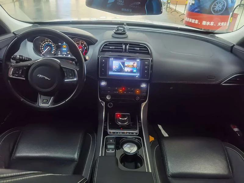 Jaguar XE — фото 16