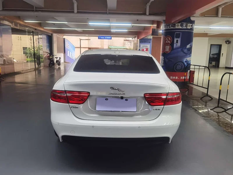 Jaguar XE — фото 5