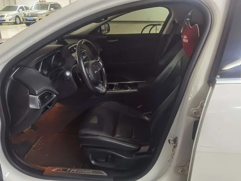 Jaguar XE — фото 8