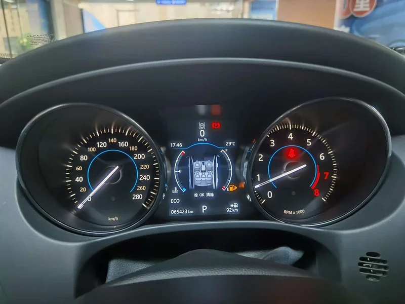 Jaguar XE — фото 10