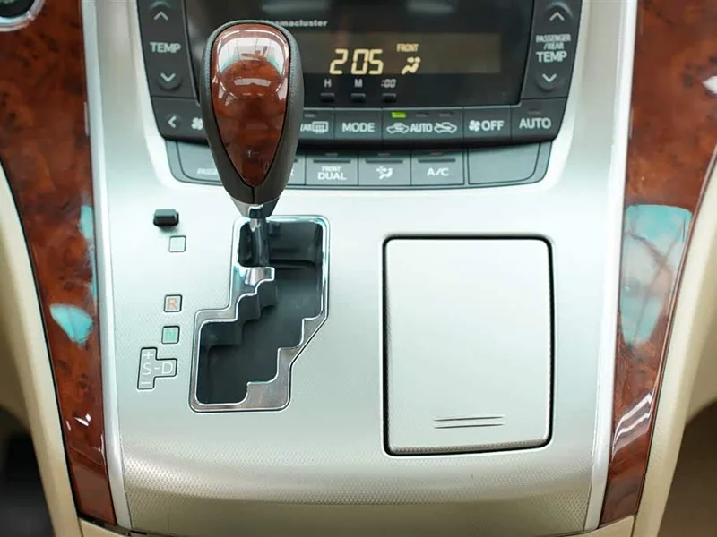 Toyota Alphard — фото 24