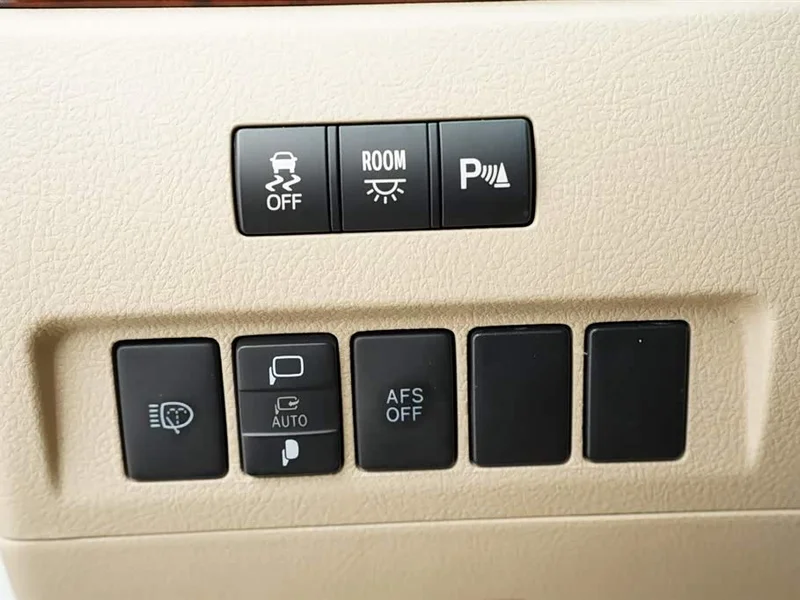 Toyota Alphard — фото 9