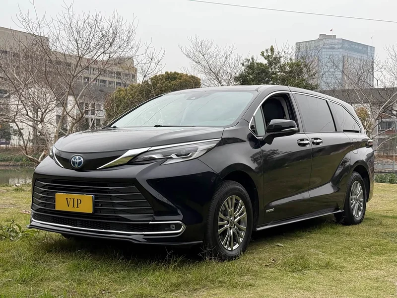 Toyota Sienna — фото 1