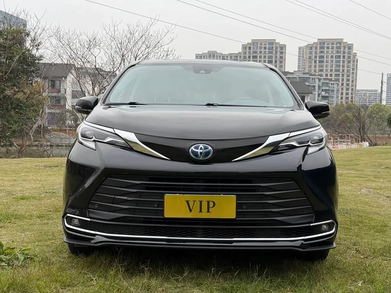 Toyota Sienna — фото 2