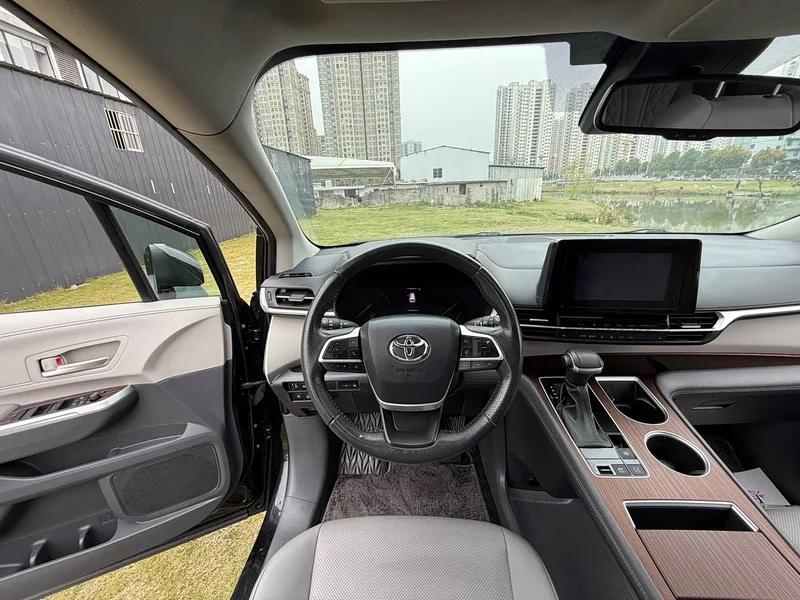 Toyota Sienna — фото 10