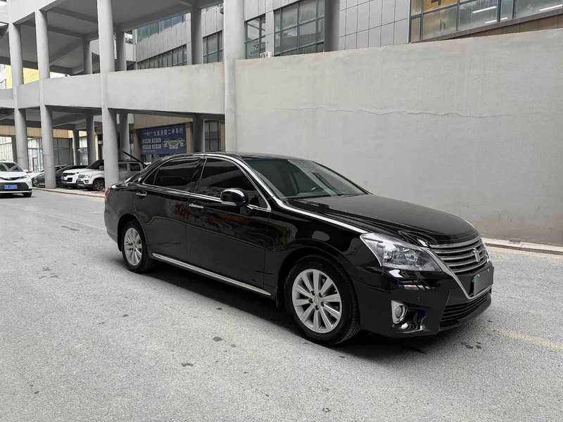 Toyota Crown — фото 1