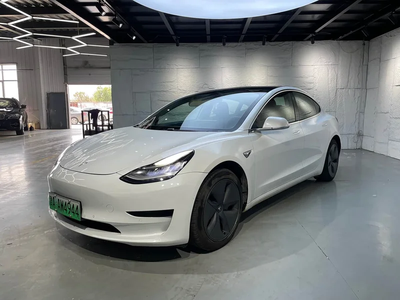 Tesla Model 3 — фото 1