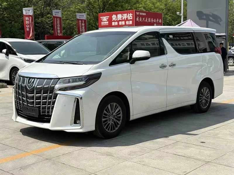 Toyota Alphard — фото 1