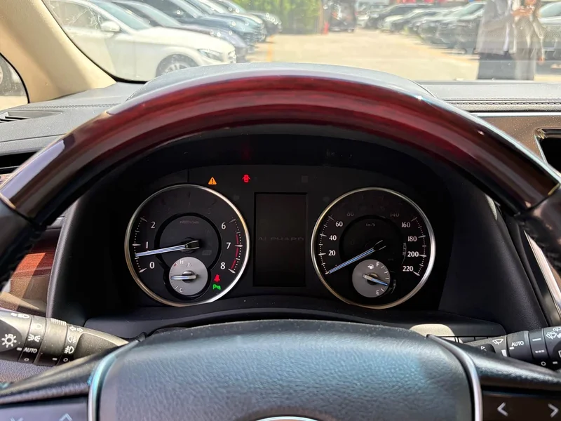 Toyota Alphard — фото 11