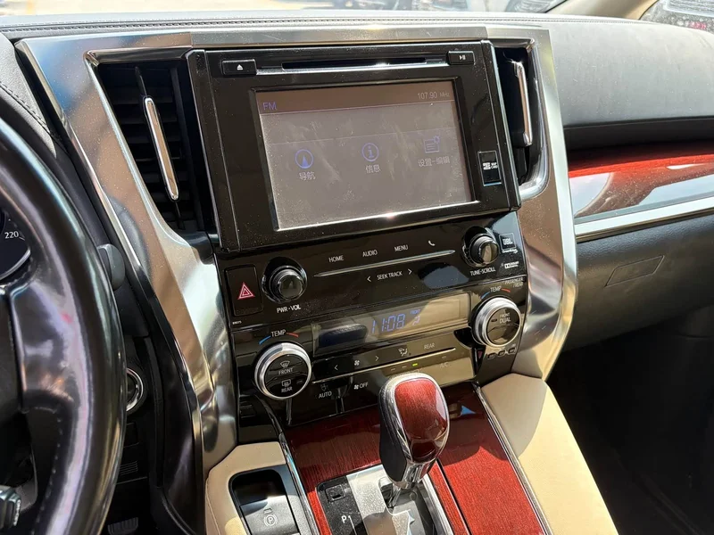 Toyota Alphard — фото 12